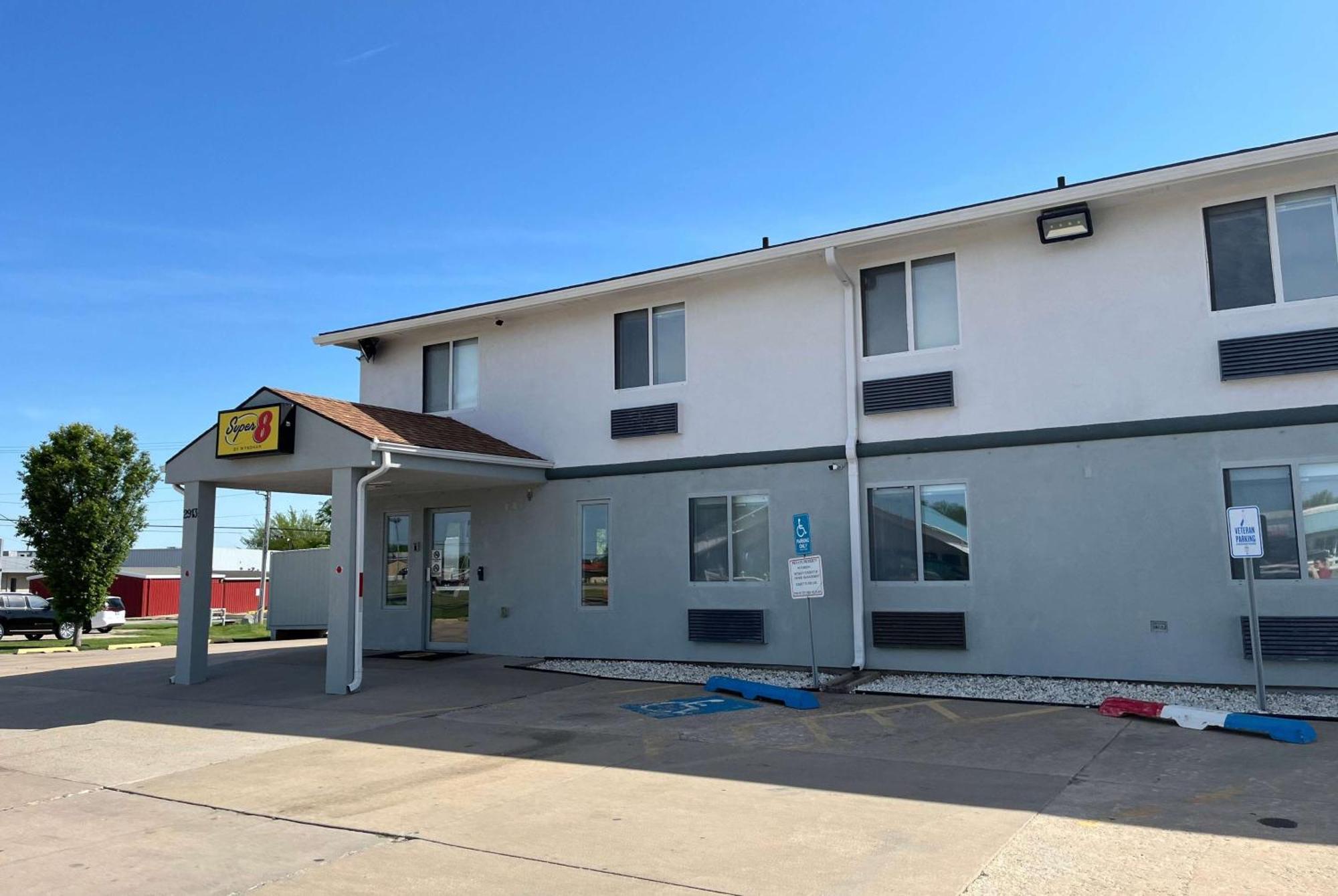 Super 8 By Wyndham Emporia Motel Exterior foto